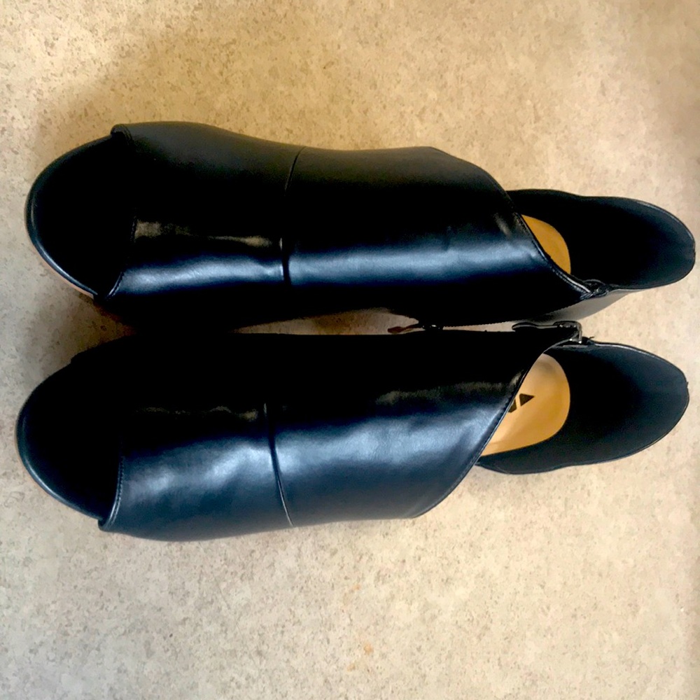 Peep toe heeled bootie
